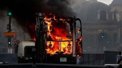 صورة احتجاجات تضرب العاصمة الفرنسية ضد إجراءات أعلنها ماكرون