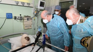 صورة رئيس الجمهورية يزور جرحى الحرائق في مستشفى عين النعجة والدويرة