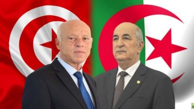 صورة رئيس الجمهورية يهاتف نظيره التونسي