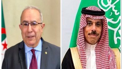 صورة رمطان لعمامرة يتلقى اتصالا هاتفيا من نظيره السعودي لتبادل وجهات النظر