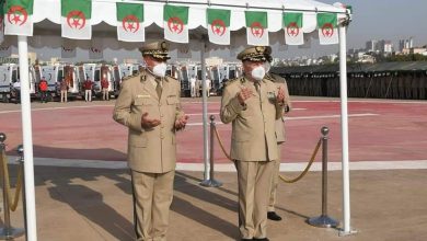 صورة الفريق شنڨريحة يلقي النظرة الأخيرة على العسكريين شهداء إطفاء الحرائق
