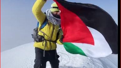 صورة علم فلسطين يرفرف عاليا على قمة جبل ارتفاعه أكثر من 5000 مترا