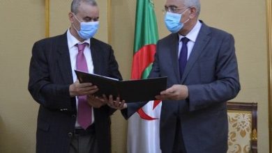 صورة وزير العدل يتسلم مسودة المشروع  المحدد لطرق انتخاب أعضاء المجلس الأعلى للقضاء
