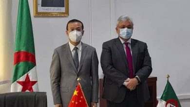 صورة مباحثة بين باحمد وسفير جمهورية الصين لإنتاج مادة الأوكسجين الطبي واللقاح المضاد لفيروس كورونا