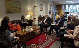 صورة لعمامرة يتباحث في نيويورك مع وكيلة وزارة الخارجية الأمريكية للشؤون السياسية