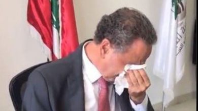 صورة لبنان.. بكاء وزير لدى تسليمه منصبه وخليفته يعطيه منديلا