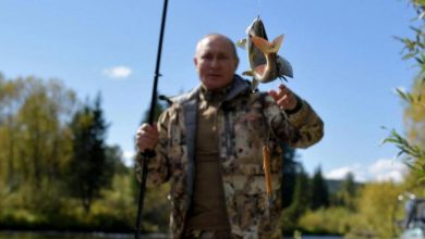 صورة بوتين يختتم العزل الذاتي برحلة لصيد السمك في سيبيريا