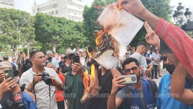 صورة تونس: حرق أنصار الرئيس للدستور يثير موجة استنكار