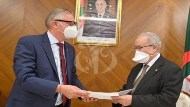 صورة لعمامرة يستقبل السفير السويدي الجديد