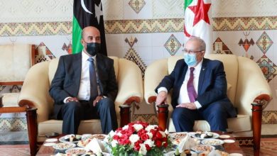 صورة لعمامرة يتباحث مع الكوني حول المسائل المشتركة بين الطرفين