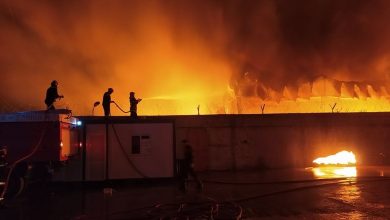 صورة عدم تسجيل خسائر بشرية في حريق مخزن للمواد الاولية بمصنع بتسالة المرجة