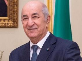 صورة الرئيس تبون يهنئ المنتخب الوطني الجزائري بعد تتويجه بالكأس العرب