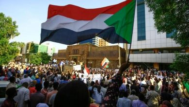 صورة السودان: الآلاف يحتشدون أمام القصر الرئاسي لـ “استرداد الثورة”