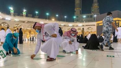 صورة الصلاة في المسجد الحرام بمكة من دون تباعد اجتماعي
