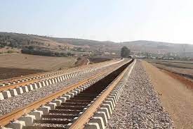 صورة إستكمال التجهيز بأنظمة الإشارة والإتصالات لمشروع خط السكة الحديدية بشار-مشرية