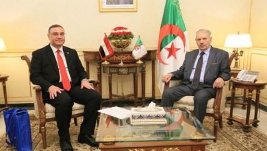 صورة قوجيل و سفير مصر بالجزائر يعربان عن ارتياحهما لتطابق الرؤى حول مواجهة التدخلات الخارجية في الشأن العربي