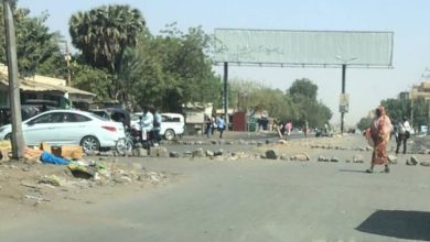 صورة محتجون يغلقون طرقات حيوية في الخرطوم