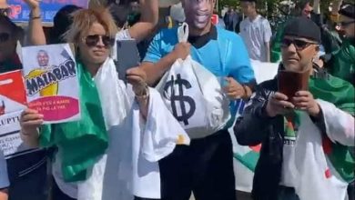صورة جزائريون يحتجون أمام مقر الفيفا قبيل حسم القرار بشأن مواجهة الكاميرون