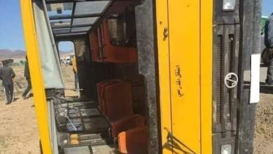 صورة معسكر:  إصابة 23 تلميذا بجروح اثر انقلاب حافلة للنقل المدرسي ببلدية الكرط
