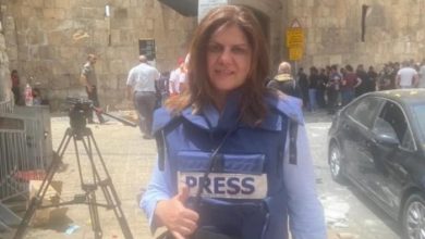 صورة اغتيال الصحفية الفلسطينية شيرين أبو عاقلة برصاص إسرائيلي بالضفة