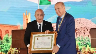صورة الرئيس تبون يقلّد نظيره التركي أردوغان وسام الاستحقاق الوطني برتبة “أثير”