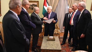 صورة لعمامرة يسلّم عبّاس والسيسي دعوة لحضور القمّة العربية