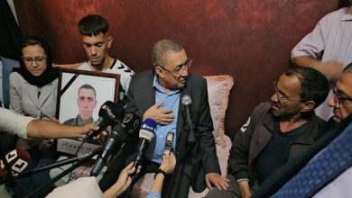 صورة وزير الداخلية يقدم بالبليدة التعازي لعائلة شهيد الواجب نور الدين بوخاري