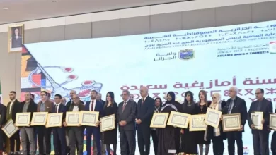 صورة تتويج الفائزين بجائزة رئيس الجمهورية للأدب واللغة الأمازيغية في طبعتها الرابعة