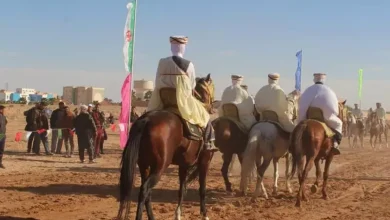 صورة مهرجان برج بن عزوز السنوي للفروسية والبارود: استعراضات بهيجة للخيالة في فعاليات الطبعة الرابعة