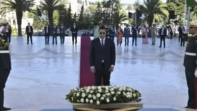 صورة الوزير الأول الموريتاني يترحم على أرواح الشهداء بمقام الشهيد ويزور متحف المجاهد