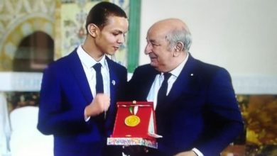 صورة رئيس الجمهورية يكرم المتفوقين الأوائل في شهادة البكالوريا