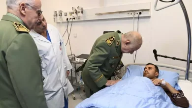 صورة نقل 19 جريحاً من حادث بني عباس إلى مستشفى عين النعجة وتفقد رئيس أركان الجيش لحالتهم