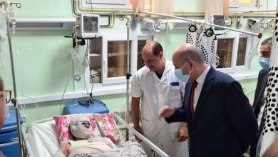 صورة ووزير الصحة يزور الجرحى بمستشفى الدويرة