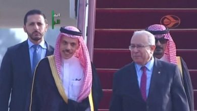 صورة وزير الخارجية السعودي يحل بالجزائر للمشاركة في القمة العربية ممثلا للملك سلمان بن عبد العزيز آل سعود
