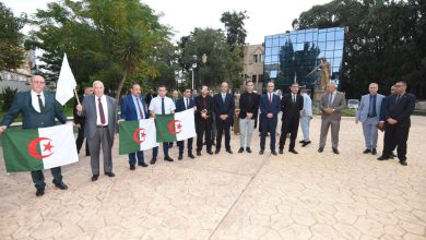 صورة وزير المجاهدين يشرف على انطلاق قافلة رمزية لتوزيع 20 ألف علم وطني دعماً لـ”الخضر”