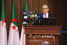 صورة رئيس المحكمة الدستورية البرتغالية ينشط محاضرة حول حماية الحقوق الأساسية في حالات الطوارئ بجامعة وهران 2