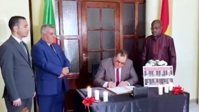 صورة وفاة مسؤولين سامين في تحطم مروحية بجمهورية غانا:مزيان يوقع على سجل التعازي