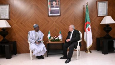 صورة لعمامرة يستقبل سفير جمهورية نيجيريا بمناسبة إنتهاء مهمته في الجزائر