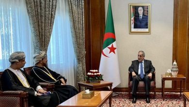 صورة الوزير الأول يستقبل سفير سلطنة عمان بالجزائر