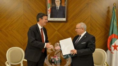 صورة لعمامرة يستقبل سفيرا سويسرا والنرويج الجديدان وممثل البنك الدولي في الجزائر