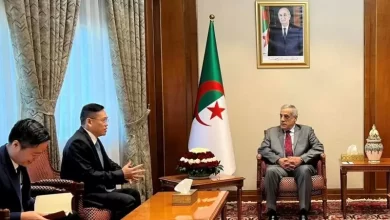 صورة الوزير الأول يستقبل سفير جمهورية فيتنام الاشتراكية بالجزائر