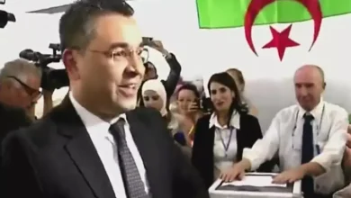 صورة المترشح عن جبهة القوى الاشتراكية يوسف أوشيش يؤدي واجبه الانتخابي