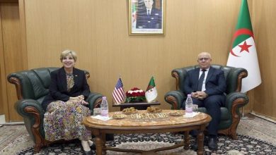 صورة شرفة يتطرق مع السفيرة الأمريكية إلى فتح خط جوي بين الجزائر ونيويورك