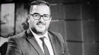 صورة وزير الاتصال يعزي في وفاة الصحفي حمزة بركاوي