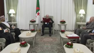 صورة رئيس الجمهورية يستقبل وزير خارجية سلطنة عمان