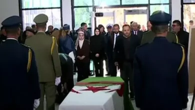 صورة توافد شعبي كبير بباتنة لإلقاء النظرة الأخيرة على الرئيس الأسبق اليامين زروال