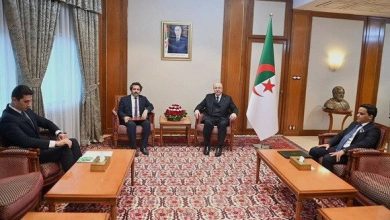 صورة الوزير الأول يستقبل سفير تركيا بالجزائر