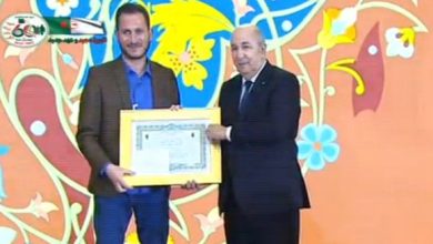 صورة الرئيس تبون يسلم الجوائز للمتوجين بجائزة رئيس الجمهورية للمبدعين الشباب “علي معاشي”