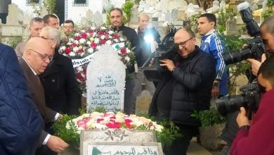صورة وقفة ترحم بمقبرة سيدي أمحمد على روح المناضل محمد بلوزداد
