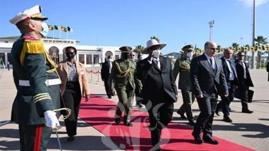 صورة الرئيس الأوغندي يغادر الجزائر